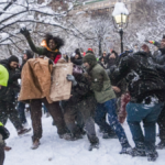 New York'taki kar topu savaşı, polis yaralanmalarıyla sonuçlandı
