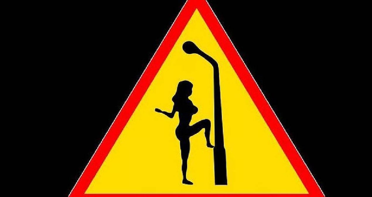 Polonya’da Şaşırtıcı Trafik Tabelası: Güvenlik İçin Yenilikçi Bir Yaklaşım