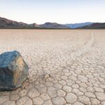 Racetrack Playa'daki kendiliğinden hareket eden kayaların bilimsel sırları açıklandı