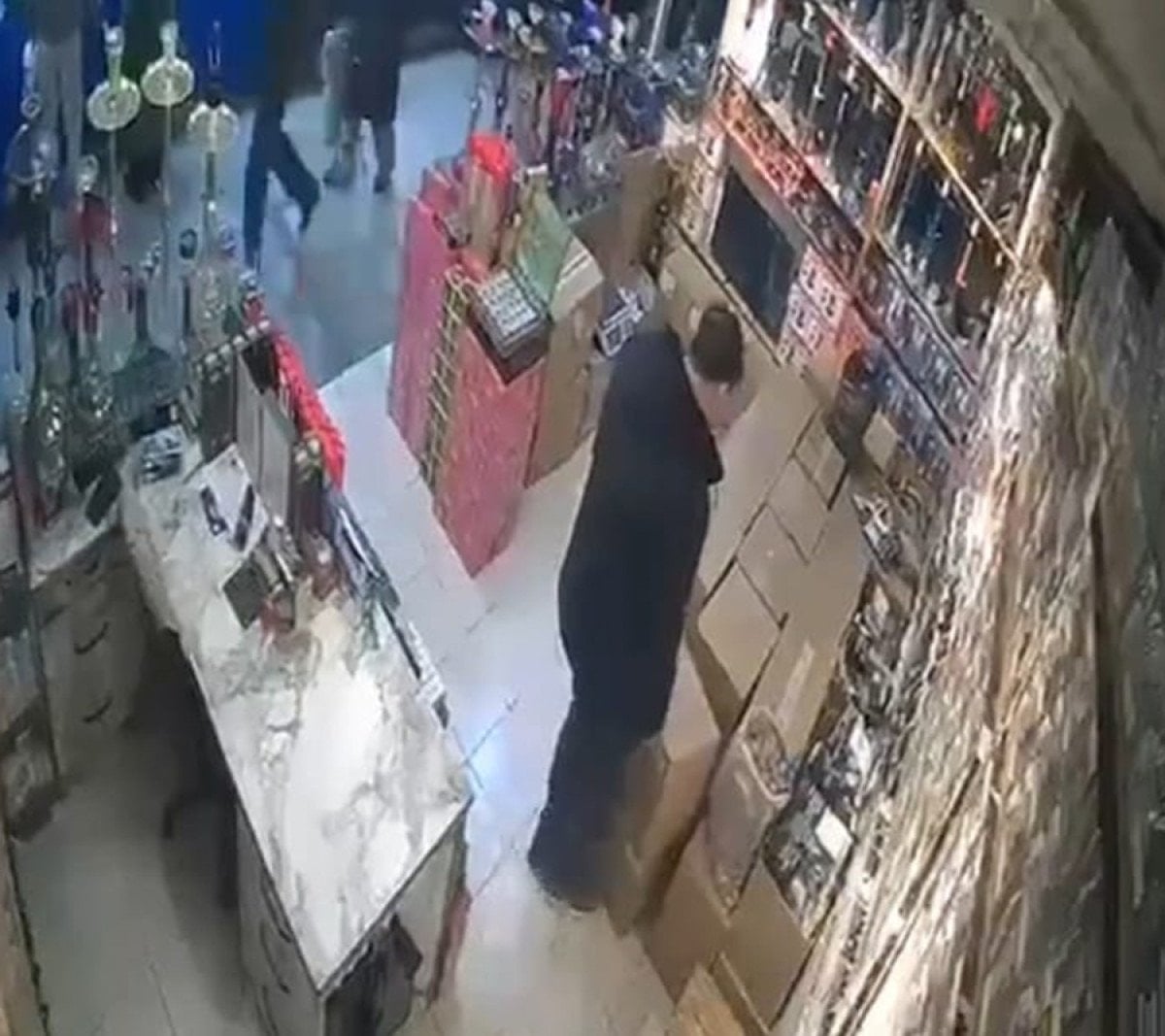 Sakarya'da Asma Tavan Tütüncü Dükkanının Üzerine Düştü, Esnaf Yaralanmadı