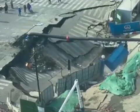 Şanghay'da Metro İnşaatında Su Sızıntısı Nedeniyle Yol Çöktü