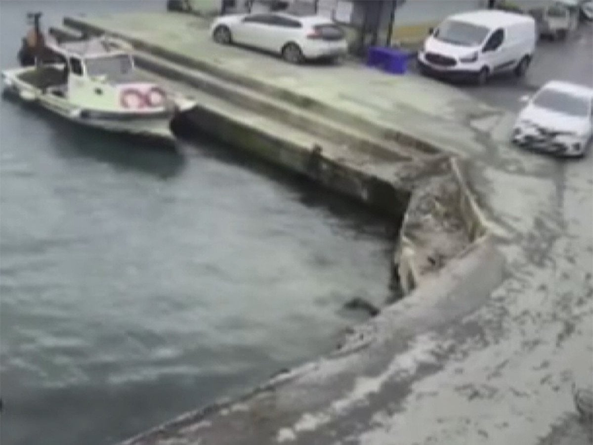 Sarıyer'de Otomobil Denize Düştü, Sürücü Kurtarıldı