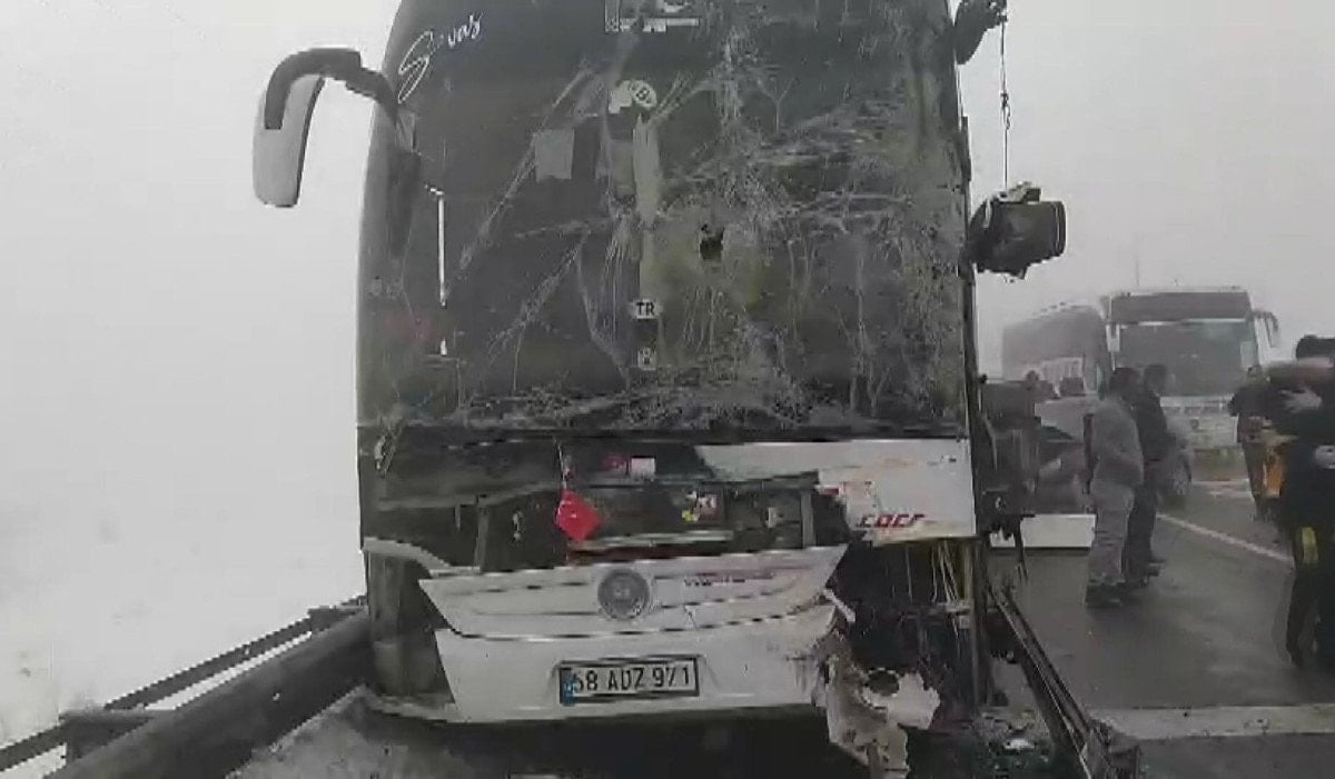 Sivas'ta Trafik Kazasında 7 Kişi Yaralandı, Otobüs Şoförünün Cep Telefonu Kullanması Tepki Çekti