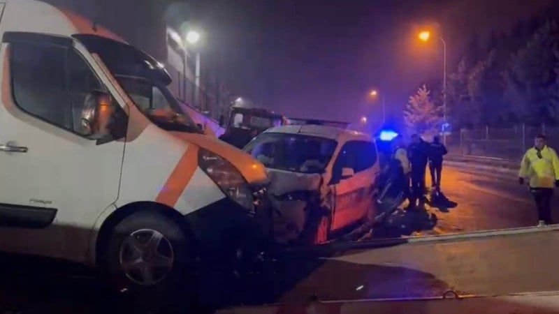 Sultanbeyli'de Polis Aracıyla Minibüs Çarpıştı, Üç Kişi Yaralandı