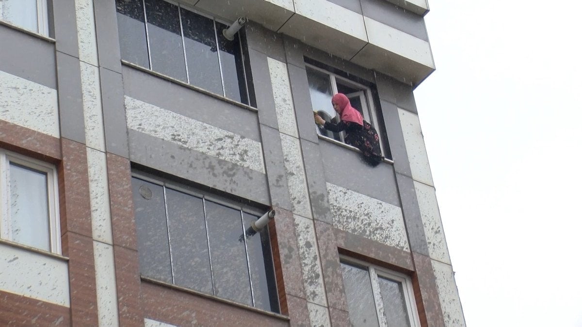 Sultangazi'de Beton Pompasının Borusu Patladı, İki Apartman ve Üç Araç Zarar Gördü