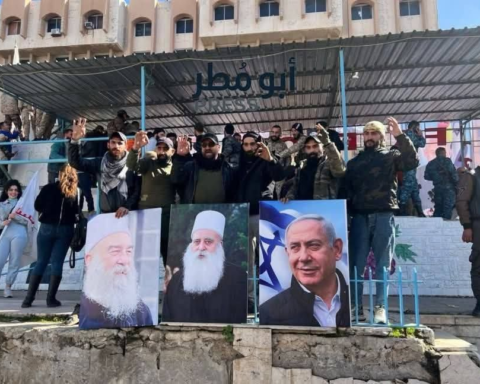 Süveyda'da Dürzi Göstericiler İsrail Bayraklarıyla Eylem Düzenledi