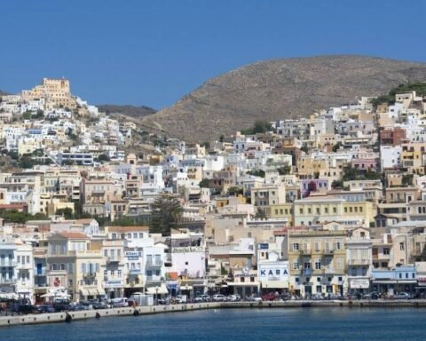 Syros adasında gönüllü hayvan bakımı ile ücretsiz konaklama fırsatı