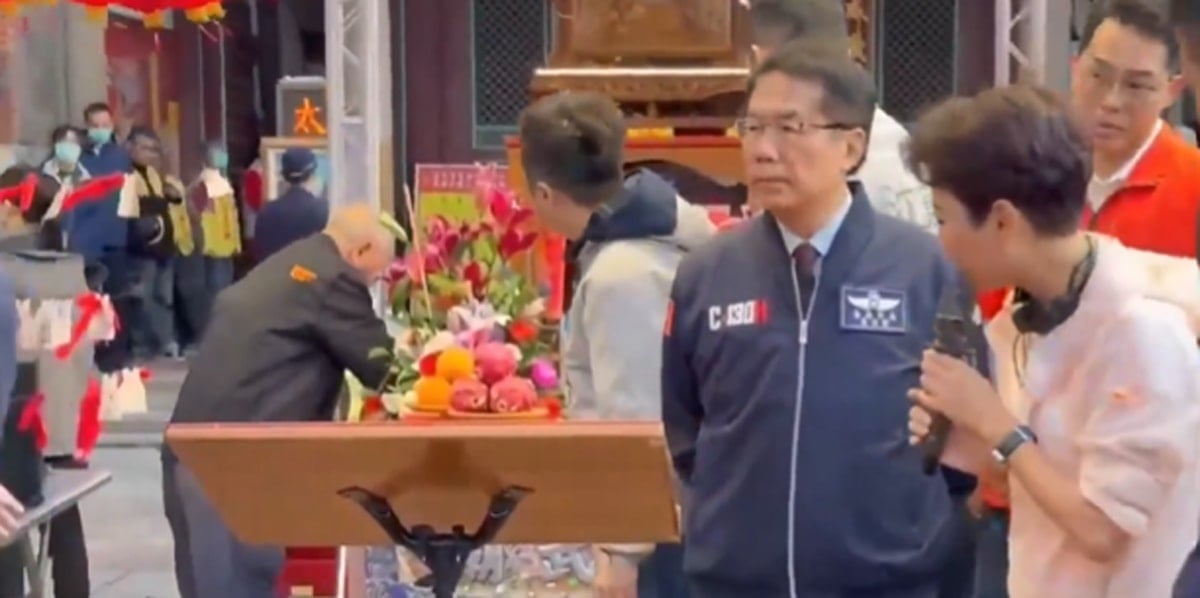 Tayvan'da Törende Şok Eden An: Cumhurbaşkanı Üzerine Kustu
