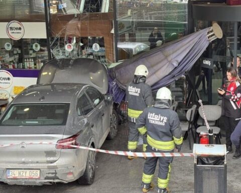 Tekirdağ'da Kaza: Fren Yerine Gaza Basan Sürücü, Kafeye Aracını Saldırdı