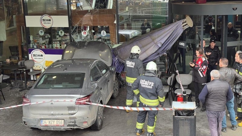 Tekirdağ'da Kaza: Fren Yerine Gaza Basan Sürücü, Kafeye Aracını Saldırdı