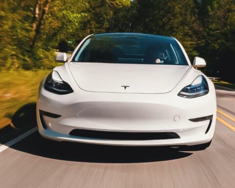 Tesla Model Y'nin Değer Kaybı: Yatırımcılar Kayıplar Yaşarken, Yeni Alıcılar Fırsatlar Elde Ediyor