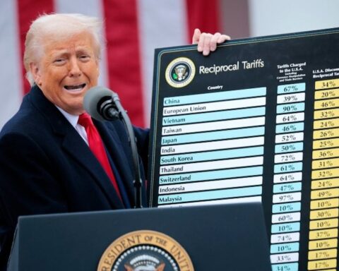Trump'tan Yeni Küresel Tarife Hamlesi: Yüzde 10 Gümrük Vergisi Açıklandı