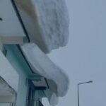 Tunceli'de Yoğun Kar Yağışı Çatı Kenarlarında Tehlikeli Kar Kütleleri Oluşturdu