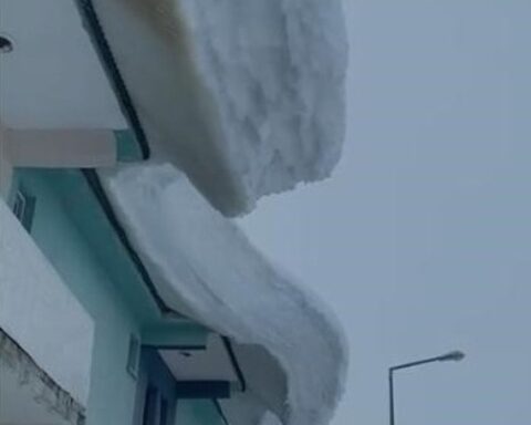 Tunceli'de Yoğun Kar Yağışı Çatı Kenarlarında Tehlikeli Kar Kütleleri Oluşturdu