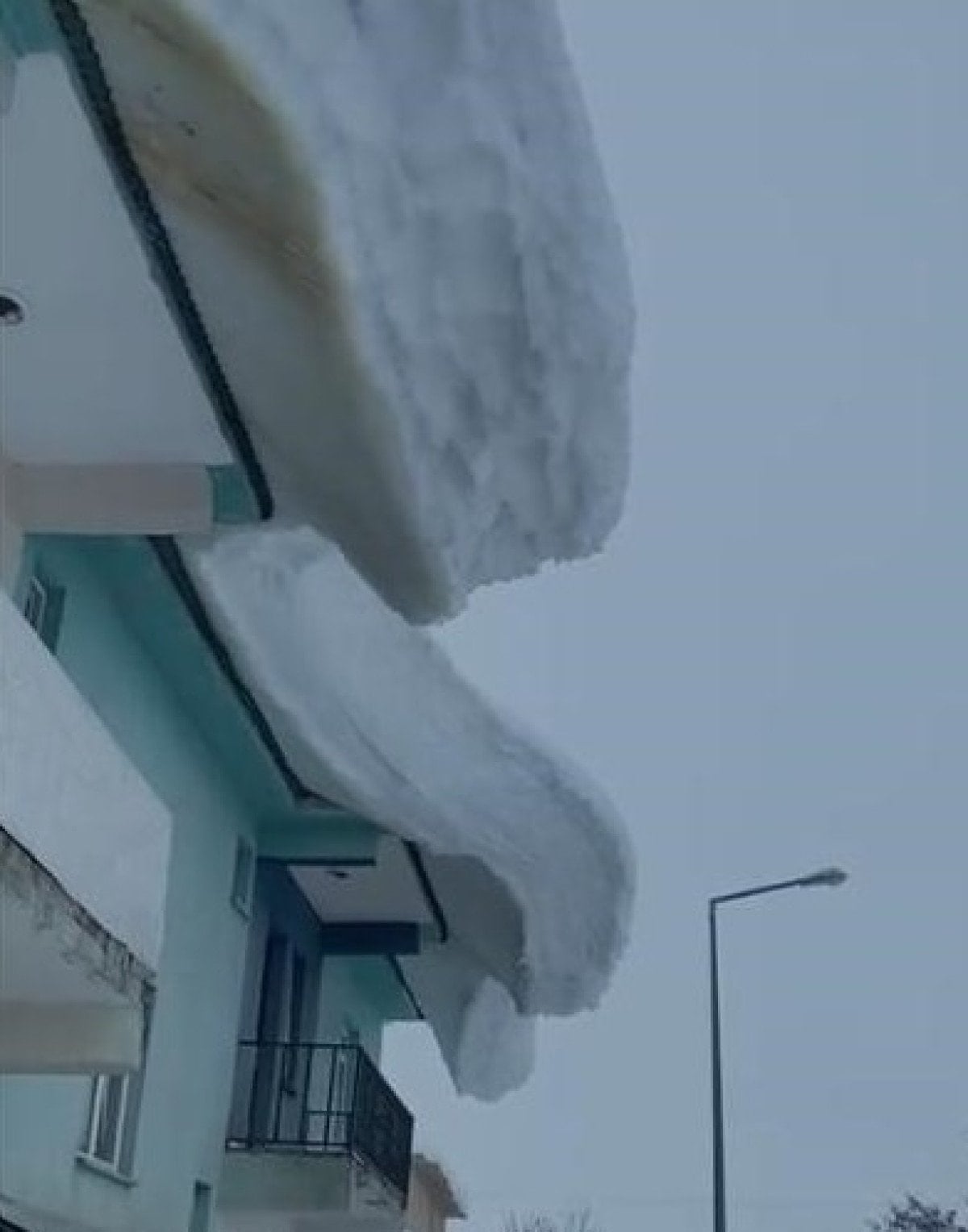 Tunceli'de Yoğun Kar Yağışı Çatı Kenarlarında Tehlikeli Kar Kütleleri Oluşturdu