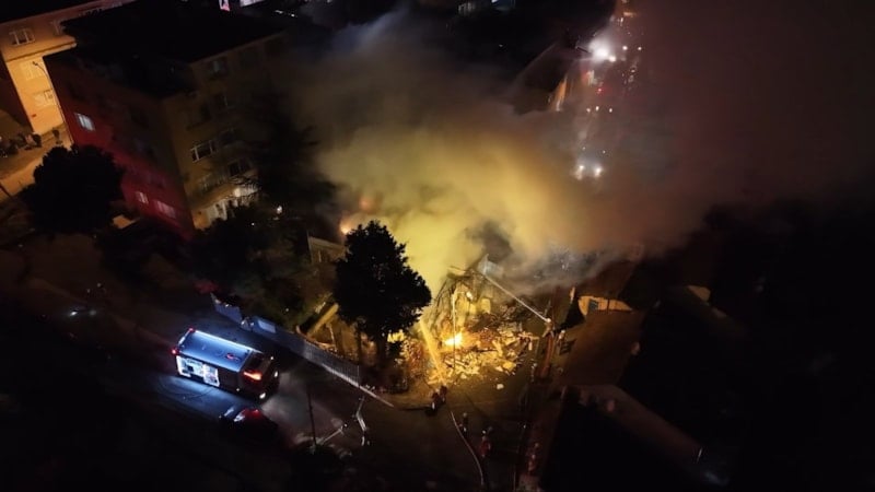 Üsküdar'da metruk bina yangını paniğe yol açtı, polis incelemede bulunuyor