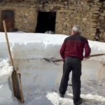 Van'da etkili kar yağışı 76 yerleşim yerinin yolunu kapattı