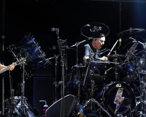 AC/DC Gitaristi Stevie Young, Arjantin'de Hastaneye Kaldırıldı