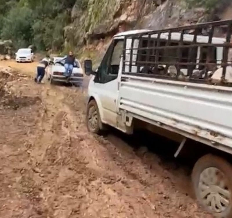 Antalya'da Heyelan nedeniyle sürücüler zor anlar yaşadı