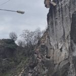 Artvin'de Yol Güvenliği İçin Tehlikeli Kaya Kütleleri Kontrollü Şekilde Düşürüldü