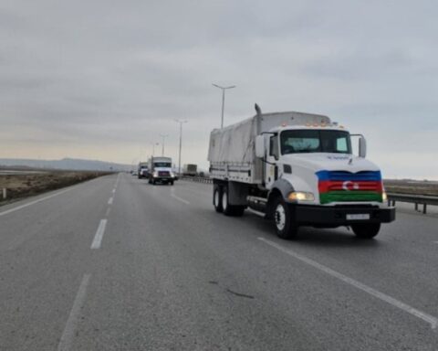 Azerbaycan, İran'a 10 Ton Un ve 6 Ton Pirinçle İnsani Yardım Gönderdi