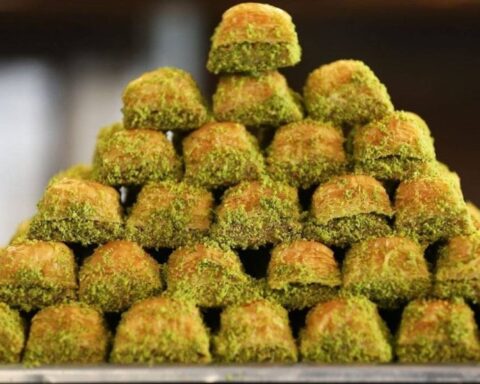Baklava fiyatları emeklilerin bayram ikramiyesini ertelemesine neden oluyor