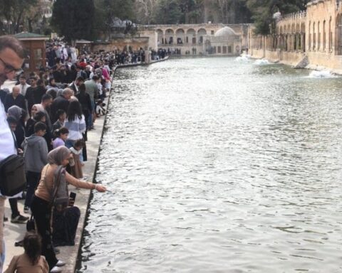 Balıklıgöl temizlenerek ziyaretçilere yeniden açıldı, hafta sonu yoğun ilgi oldu