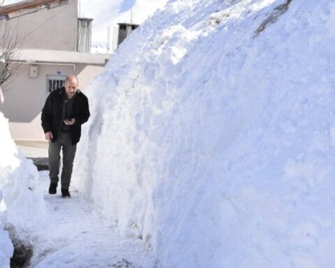 Bitlis’te Köylüler, Kar Tünelleriyle Zorlu Kış Koşullarında Hayat Mücadelesi Veriyor