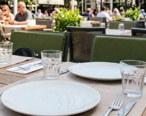 Dışarıda yemek harcamaları düşerken, İngiltere ekonomisi duraklama yaşayabilir