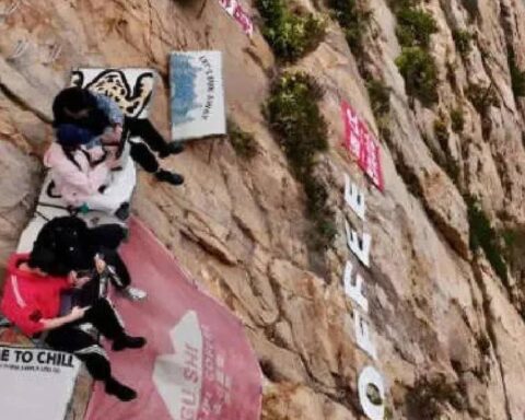 Dünyanın En Tehlikeli Kafesi: 60 Metre Yüksek Uçurumda Benzersiz Deneyim