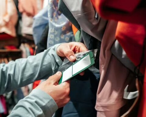 Eski Deri Ceketten 22 Yıllık Kişisel Eşyalar Çıktı