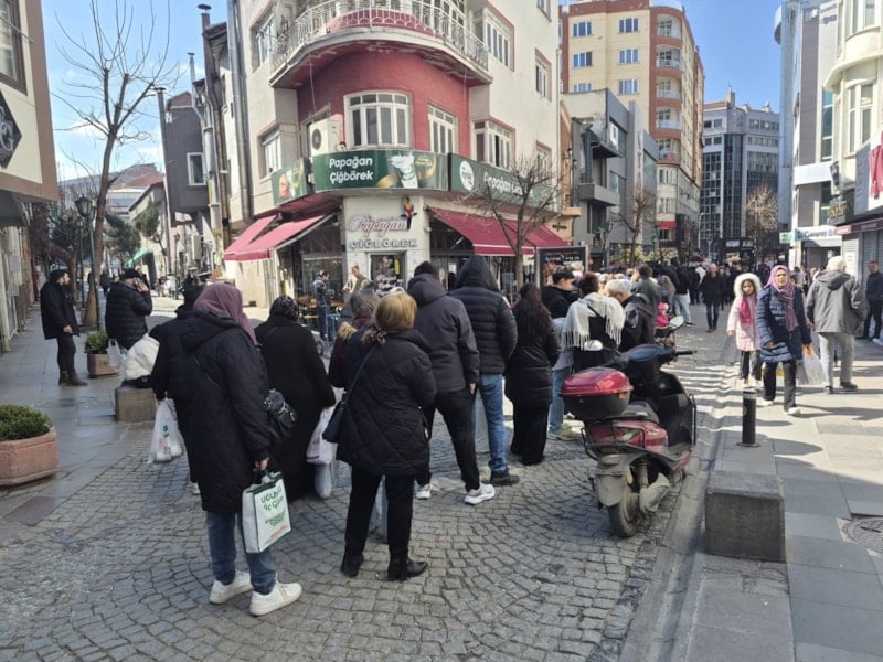 Eskişehir’de İndirim Kampanyasına Yoğun İlgi: Kuyruklar Uzadı