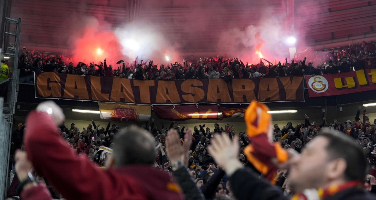Galatasaray’a UEFA’dan Ceza: Deplasman Tribünü Yasağı ve Para Cezası Geldi