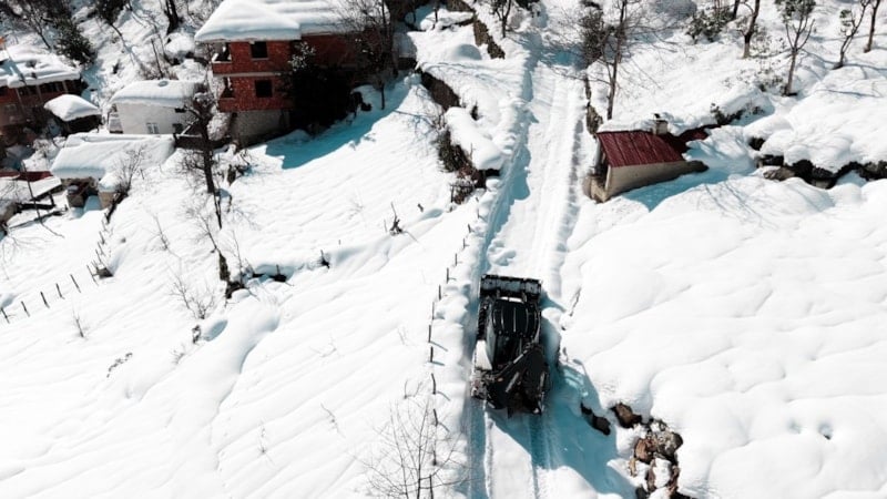 Giresun'da Köy Yollarının Ulaşımına Açılması İçin 7/24 Karla Mücadele Çalışması Sürüyor
