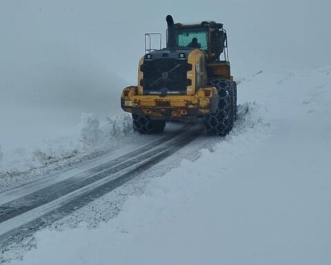 Hakkari'de Yoğun Kar Yağışı Nedeniyle 13 Köy Yolu Kapandı