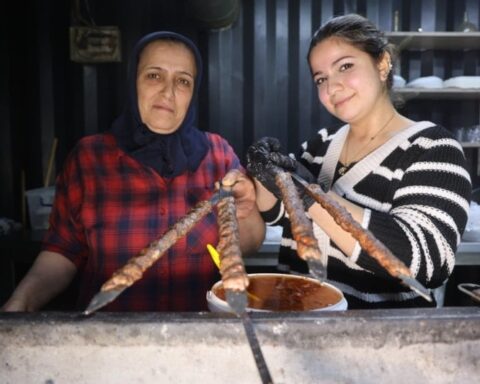Hatay'da Anne-Kız İkilisi Deprem Sonrası Kebapçılık Yapıyor