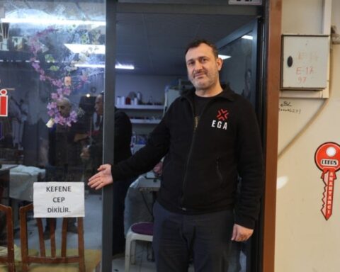 Hatay'da Terzi Dükkanındaki 'Kefene Cep Dikilir' Yazısı Dikkat Çekiyor