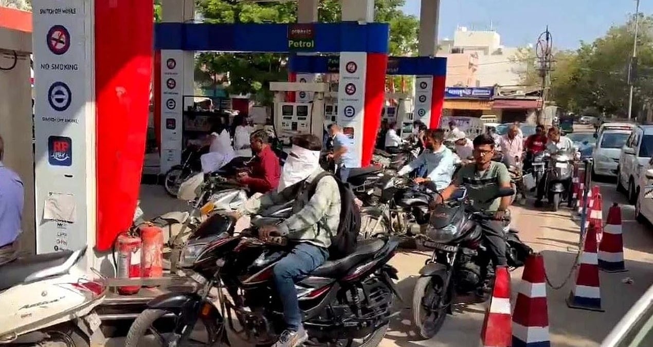 Hindistan'da Yakıt Krizi Yaşanıyor, Halk Sokaklarda İsyan Çıkarıyor