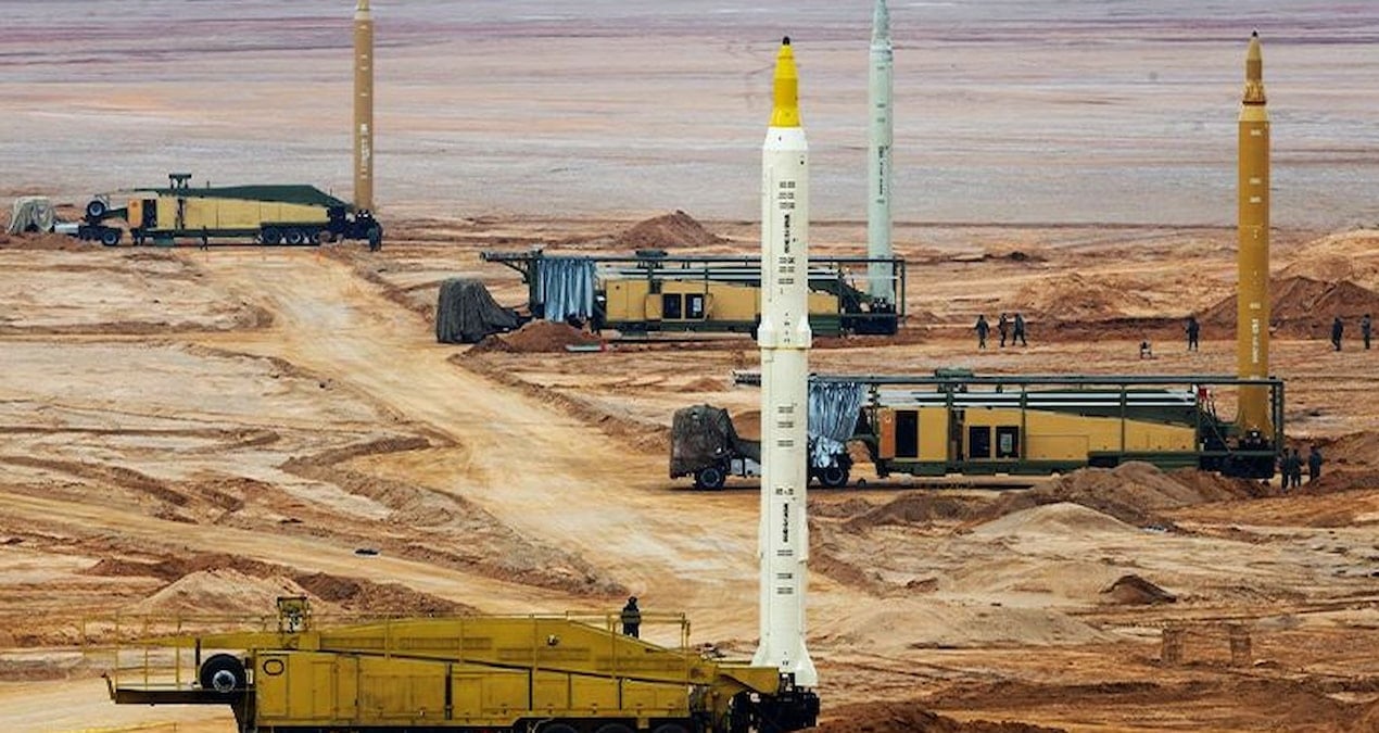 İran, 2.500 Kilometre Menzilli Sejjil Füzesini İlk Kez Fırlattı