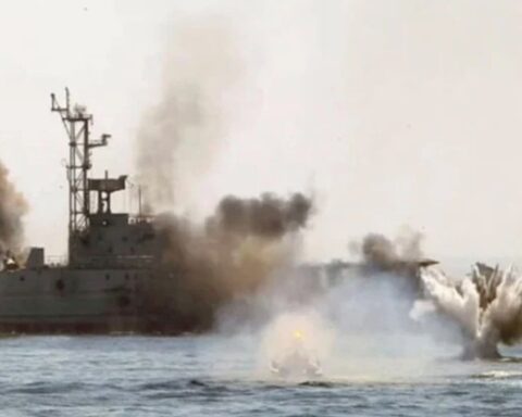 İran, Hürmüz Boğazı'nda 10 Petrol Tankerini Vurduğunu Açıkladı