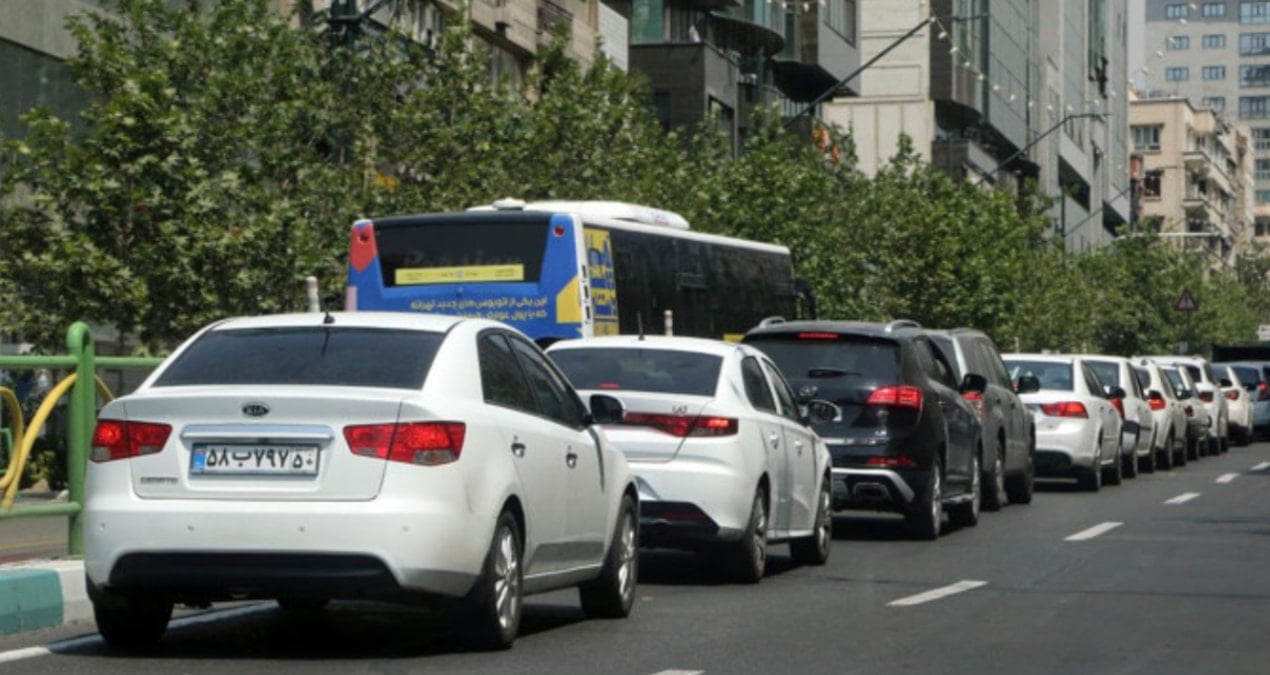 İran'da Hava Saldırıları Sonrası Benzin İstasyonlarında Uzun Kuyruklar Oluştu