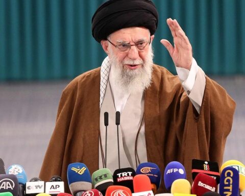 İran'daki Saldırılarda Hamaney'in Eşi ve Ailesi Hayatını Kaybetti