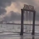 İran'daki Savaşın Ortasında Masumiyetin Simgesi: Salıncakta Sallanan Kız Çocuğu