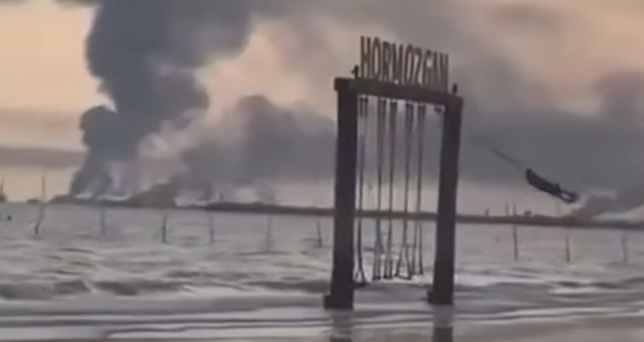 İran'daki Savaşın Ortasında Masumiyetin Simgesi: Salıncakta Sallanan Kız Çocuğu