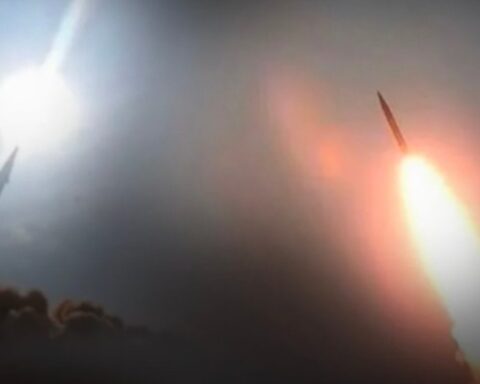 İran'ın Balistik Füzesi Okyanusu Aştı, Askeri Gerginlik Tırmanıyor