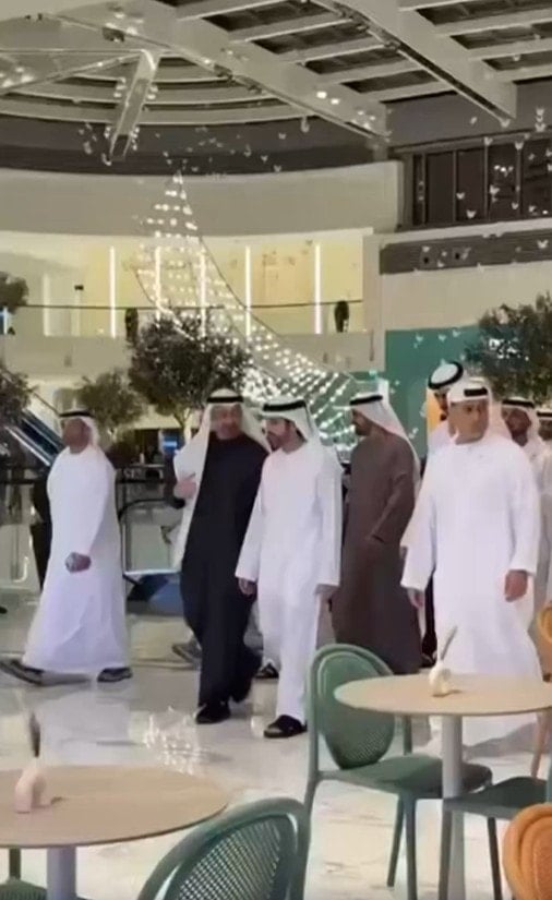 İran’ın Hedeflerinde BAE Var, Devlet Başkanı AVM'de Görüntülendi