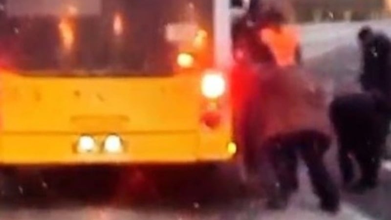 İstanbul'da İETT otobüsü çamura takıldı, vatandaşlar kurtarma için seferber oldu