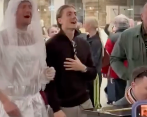 Joe Worrall, Gelinlikle Şarkı Söylerken Görüntülendi