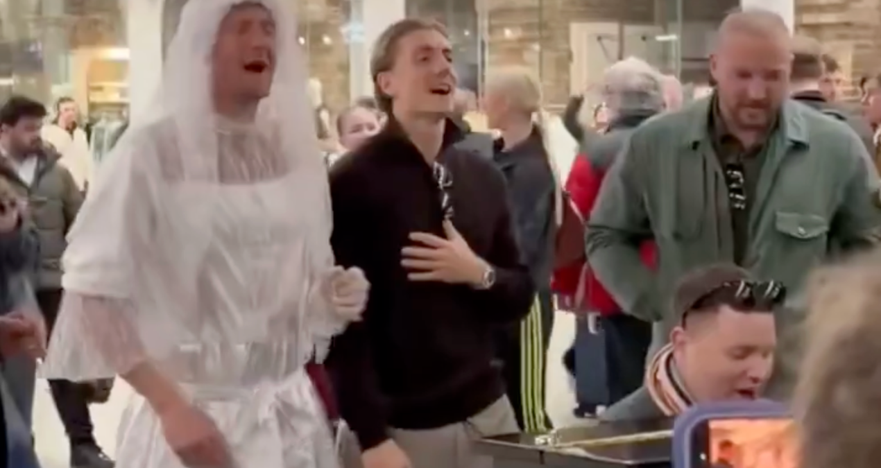 Joe Worrall, Gelinlikle Şarkı Söylerken Görüntülendi