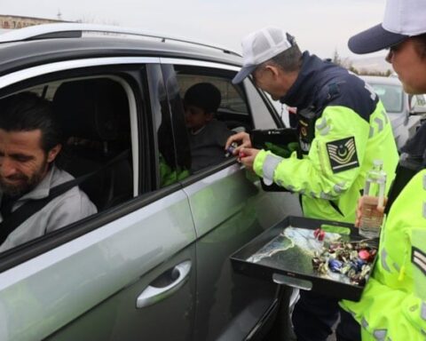 Kapadokya’da Jandarma Ekipleri Bayramda Turistleri Şeker ve Kolonya ile Karşıladı
